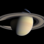 土星の環に巨大UFOが潜んでいる！？
